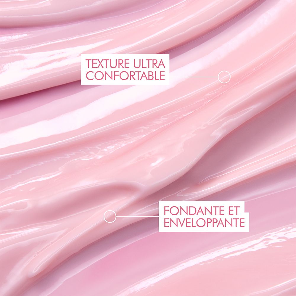 Close-up van roze crème. Tekst: Ultra comfortabele textuur, smeltend en omhullend.