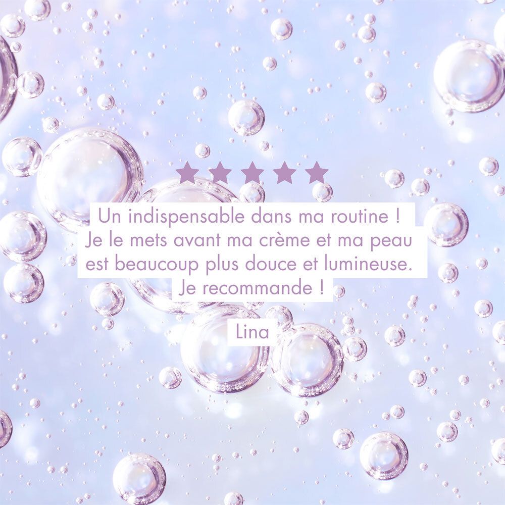 Texte sur des gouttes de liquide. Étoiles. Texte : Un indispensable dans ma routine ! Je recommande !