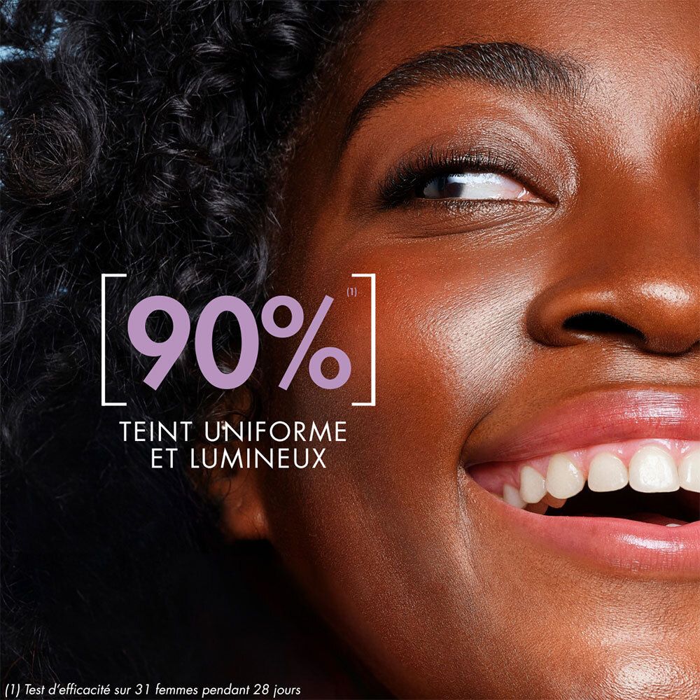 Gezicht van een vrouw. Tekst: 90% Teint uniforme et lumineux.
