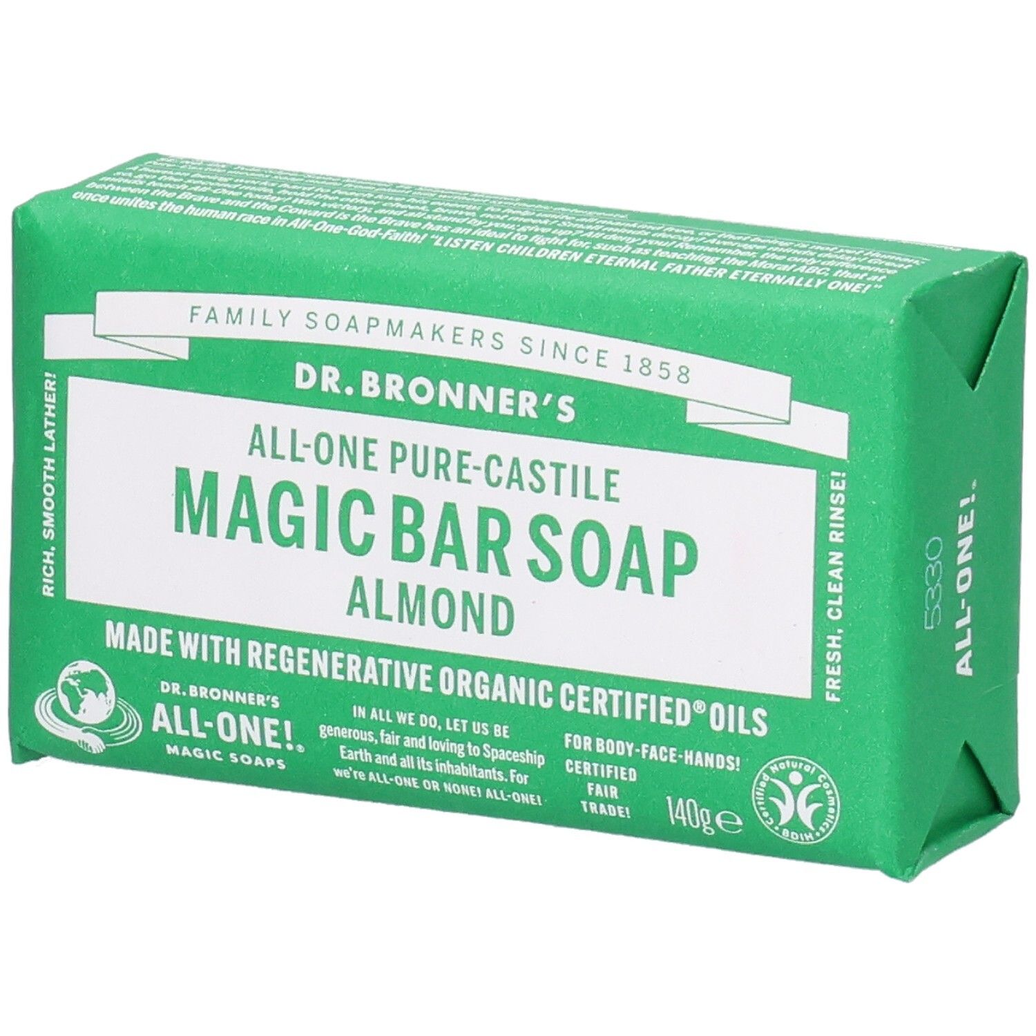 Savon vert emballé. Inscription: Dr. Bronner's Magic Bar Soap Almond. Label Fair Trade visible.