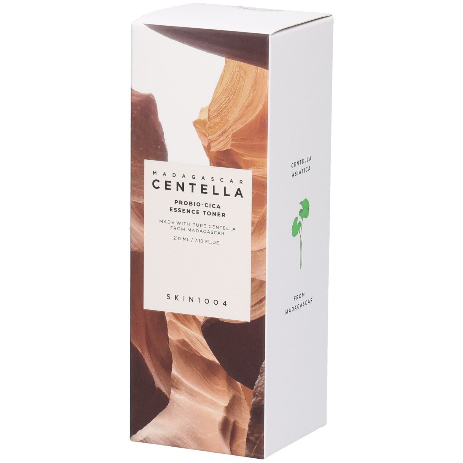 Witte productverpakking met bruin landschapsmotief. Tekst: MADAGASCAR CENTELLA, PROBIO-CICA ESSENCE TONER, SKIN1004.