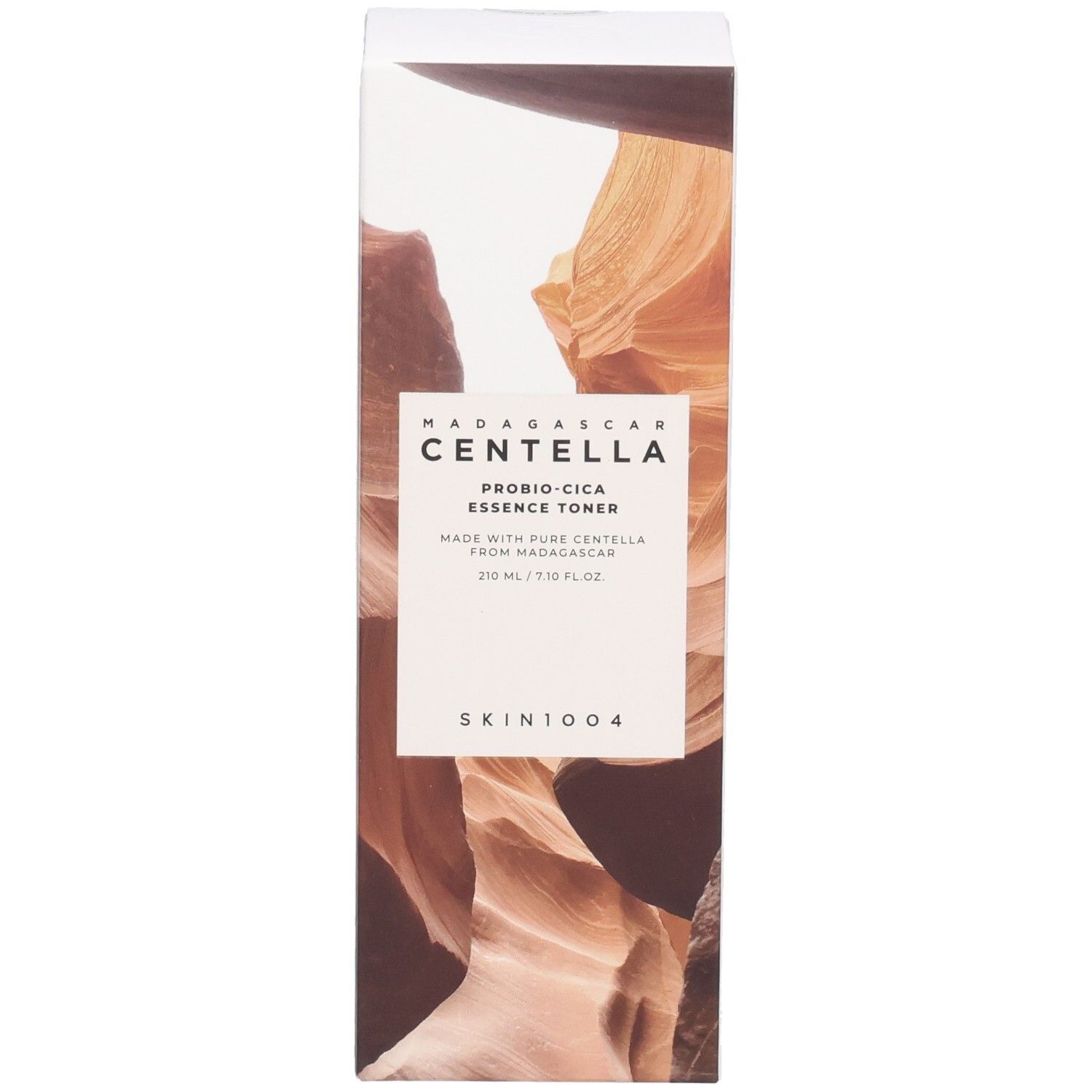 Productverpakking met bruin landschapsmotief. Tekst: MADAGASCAR CENTELLA, PROBIO-CICA ESSENCE TONER, SKIN1004.