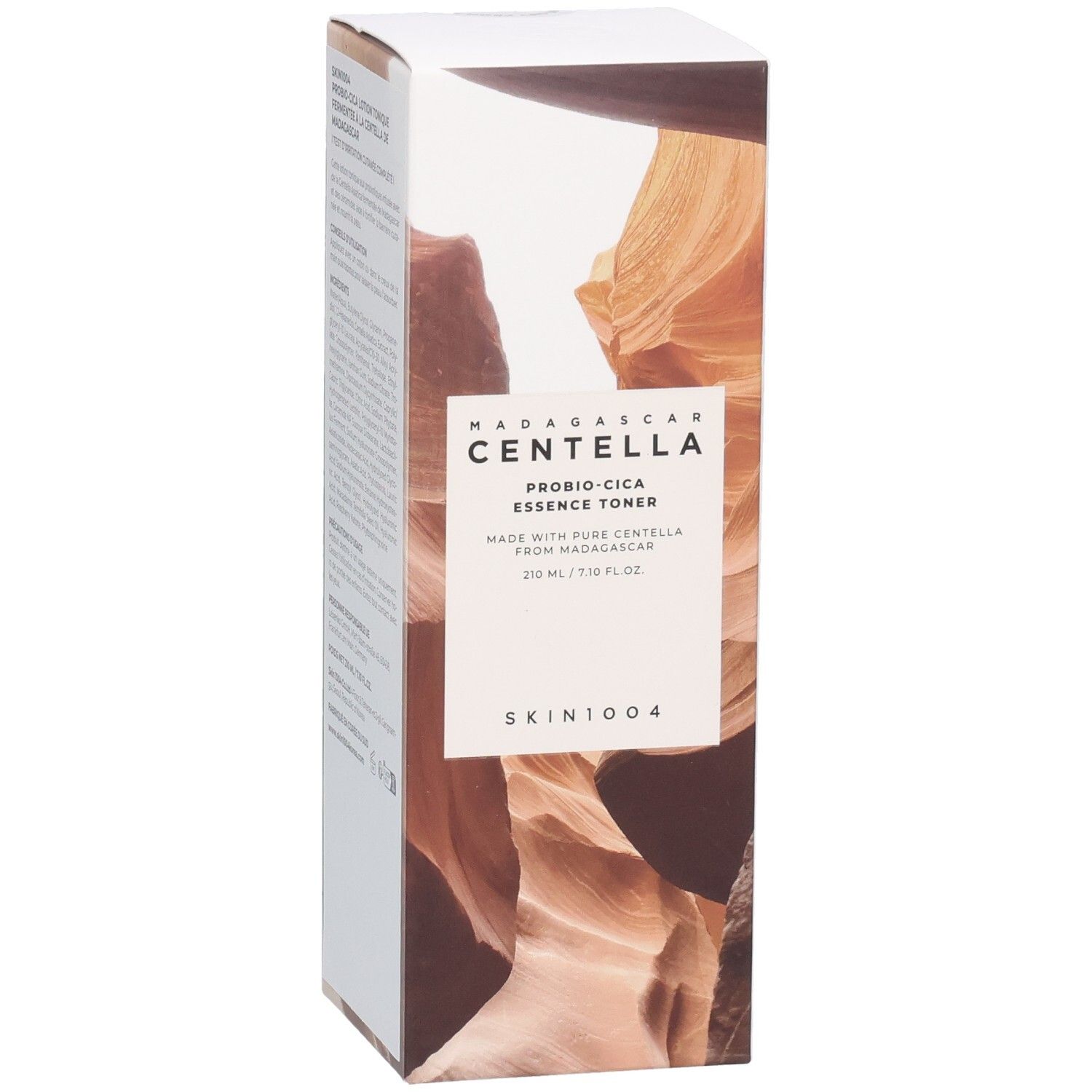 Productverpakking met bruin landschapsmotief. Tekst: MADAGASCAR CENTELLA, PROBIO-CICA ESSENCE TONER, SKIN1004.