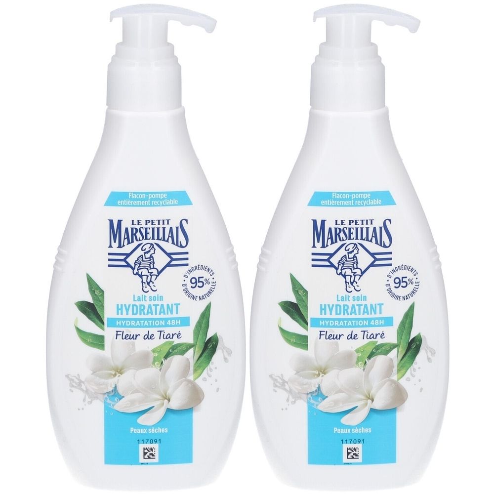 Twee witte flessen met pomp. Opschrift: LE PETIT MARSEILLAIS, Lait soin Hydratant, Fleur de Tiaré. 95% ingrediënten van natuurlijke oorsprong.