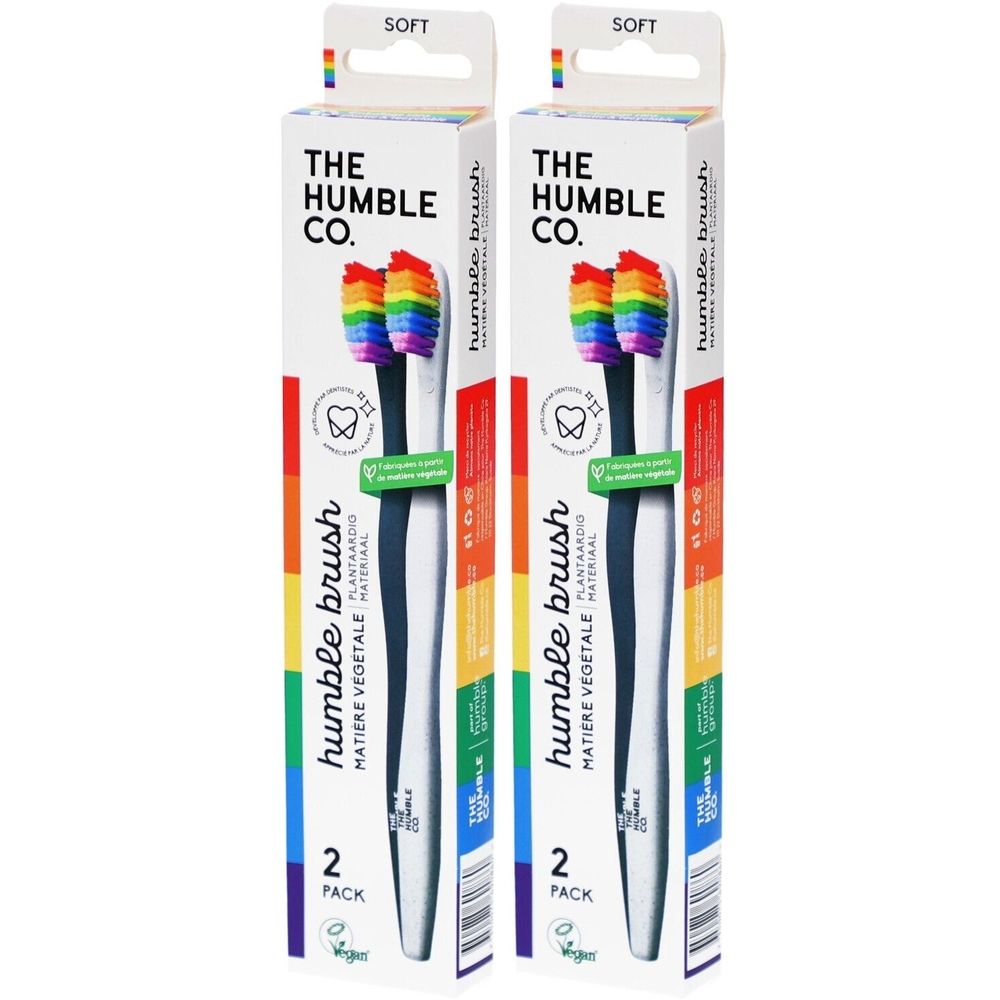 Twee tandenborstels in verpakking. Regenboogkleurige borstelharen, witte handgreep. Opschrift: THE HUMBLE CO. en humble brush.