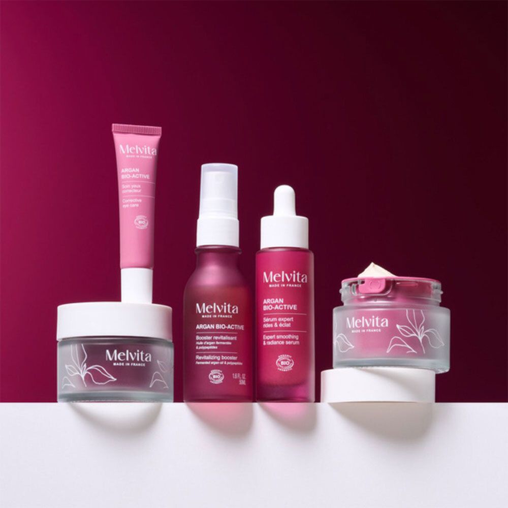 Diverse Melvita-producten: oogcrème, sprayfles, serum, crème. Opschrift: Melvita.