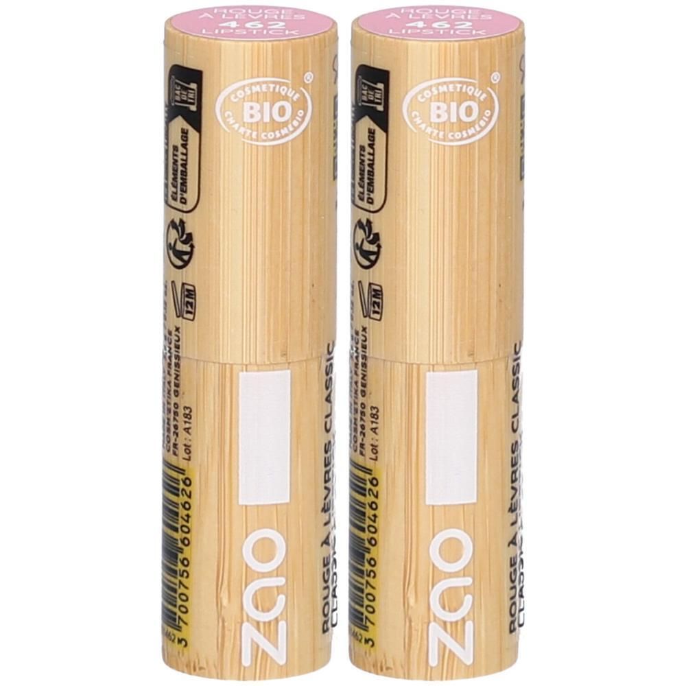 Deux rouges à lèvres en étuis bambou avec capuchons roses. Logo BIO Cosmétique visible.