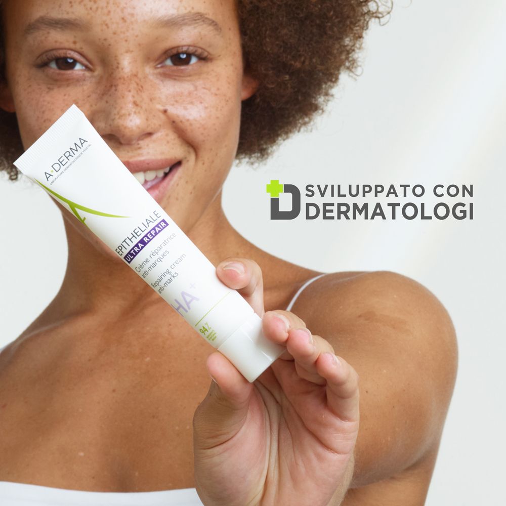 Femme tenant un tube de crème. Texte : Développé avec des dermatologues. Logo : A-DERMA Epitheliale Ultra Repair.