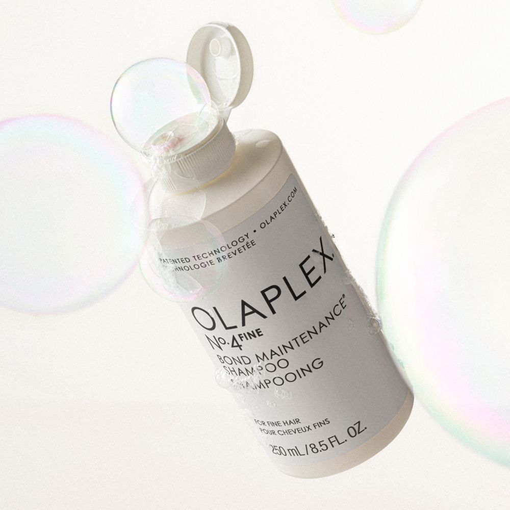 Bouteille blanche Olaplex No. 4 Bond Maintenance Shampoo pour cheveux fins, 250ml.