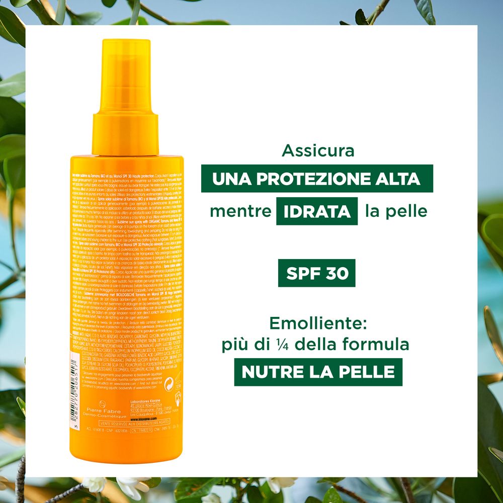 Achterkant van de zonnecrèmesprayfles. Tekst: Beschermt en hydrateert. SPF 30. Bevat meer dan 1/4 van de formule die de huid voedt.