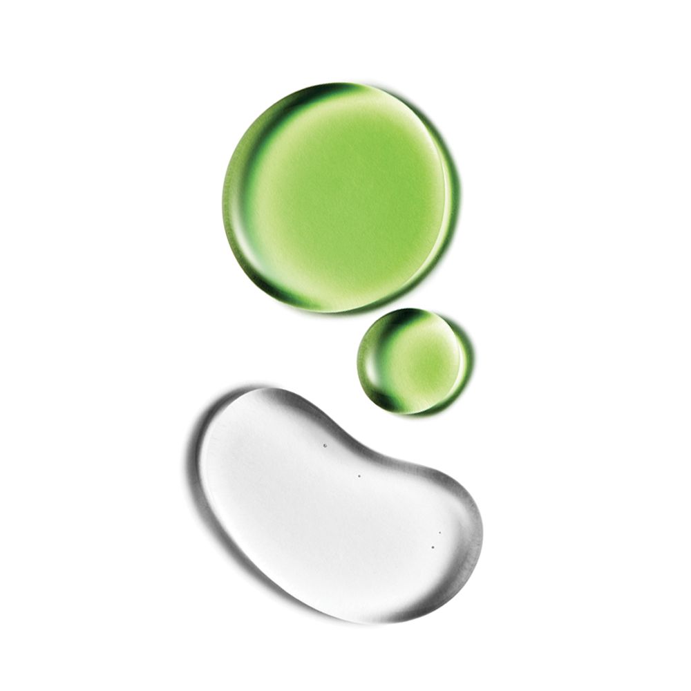 Trois gouttes de liquide vert transparent. Deux petites et une plus grande. Fond blanc.