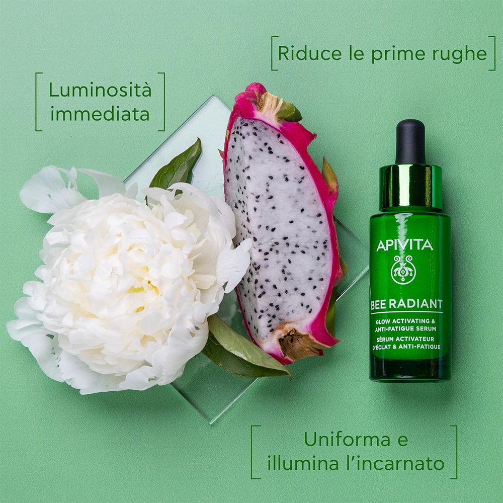 Flesje naast drakenfruit en bloem. Tekst: Luminosità immediata, Riduce le prime rughe, Uniforma e illumina l'incarnato.