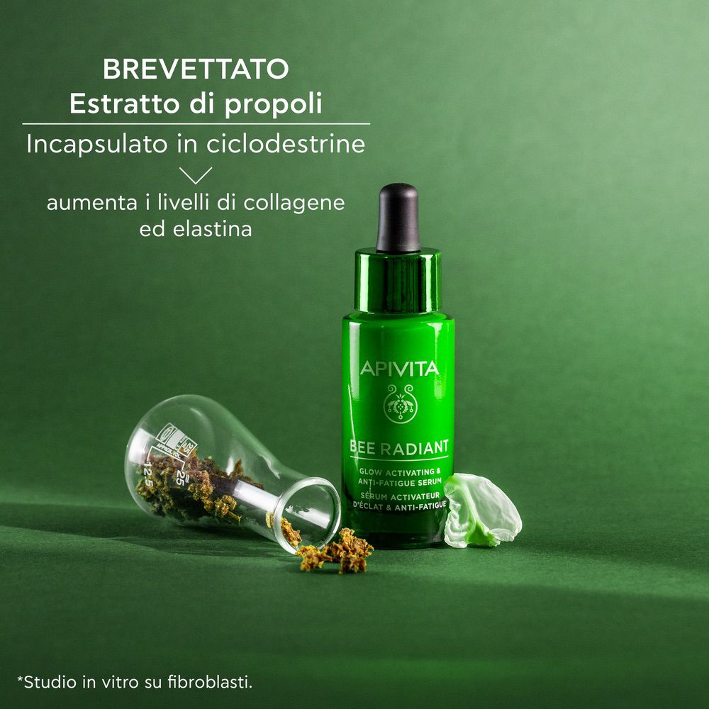 Flesje naast glazen bakje met propolis. Tekst: BREVETTATO, Estratto di propoli, aumenta i livelli di collagene ed elastina.