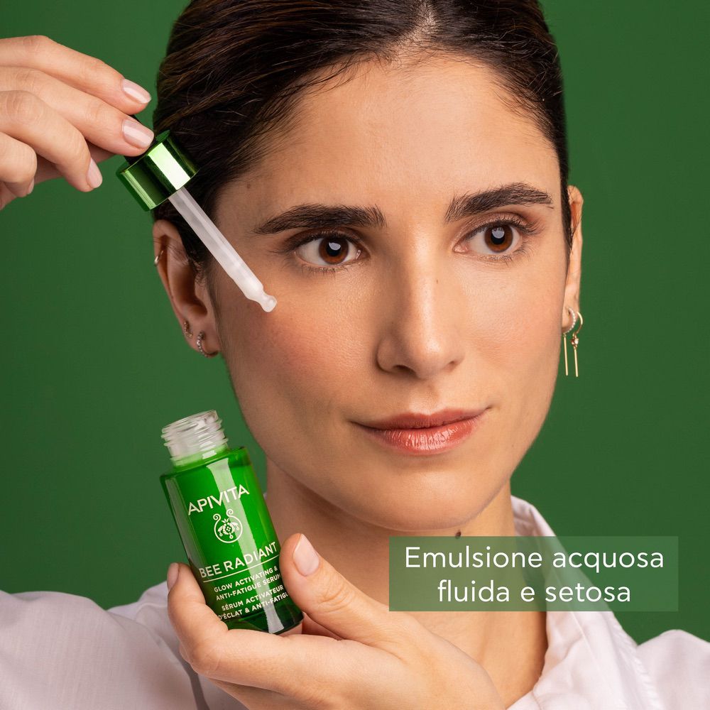Vrouw houdt flesje en pipet vast. Tekst: Emulsione acquosa fluida e setosa.