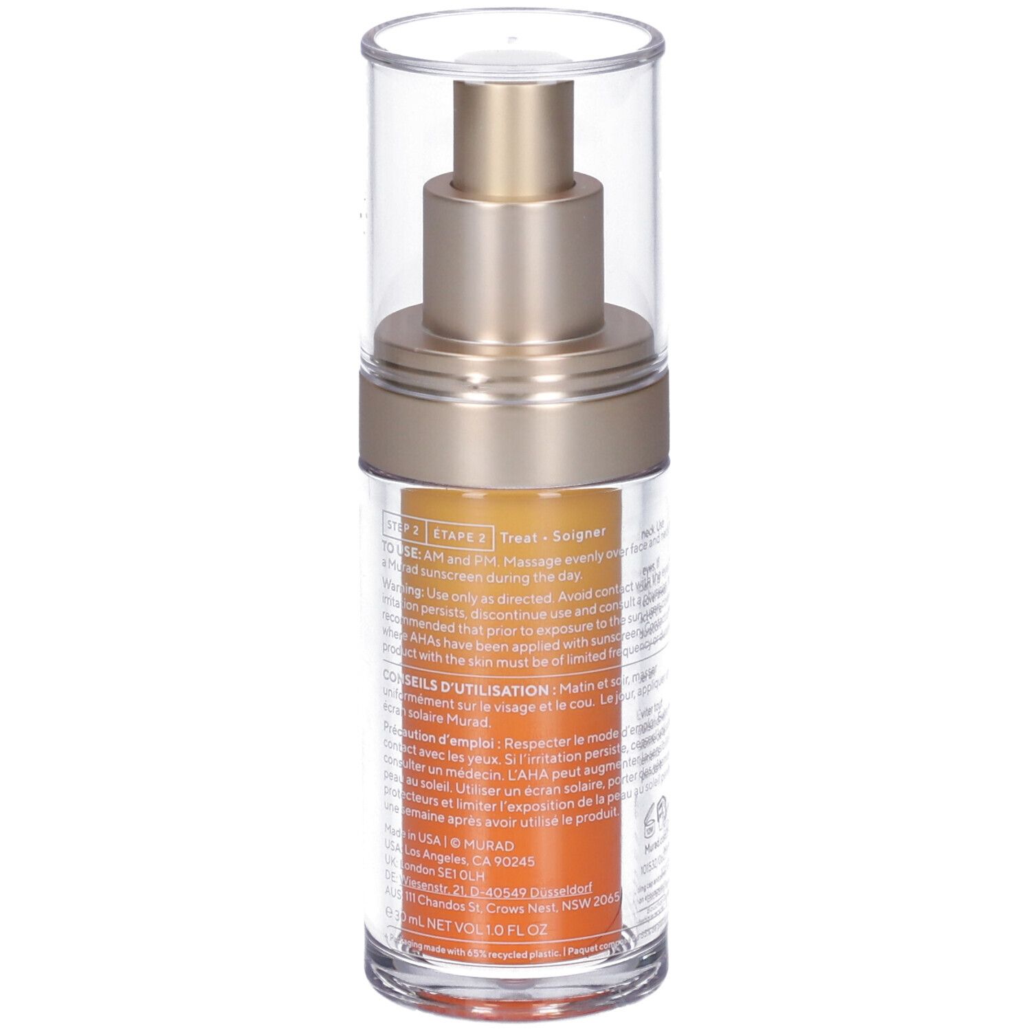 Flacon transparent avec pompe dorée et liquide orange. Inscription: Murad, Vita-C Glycolic Serum. Texte au dos.