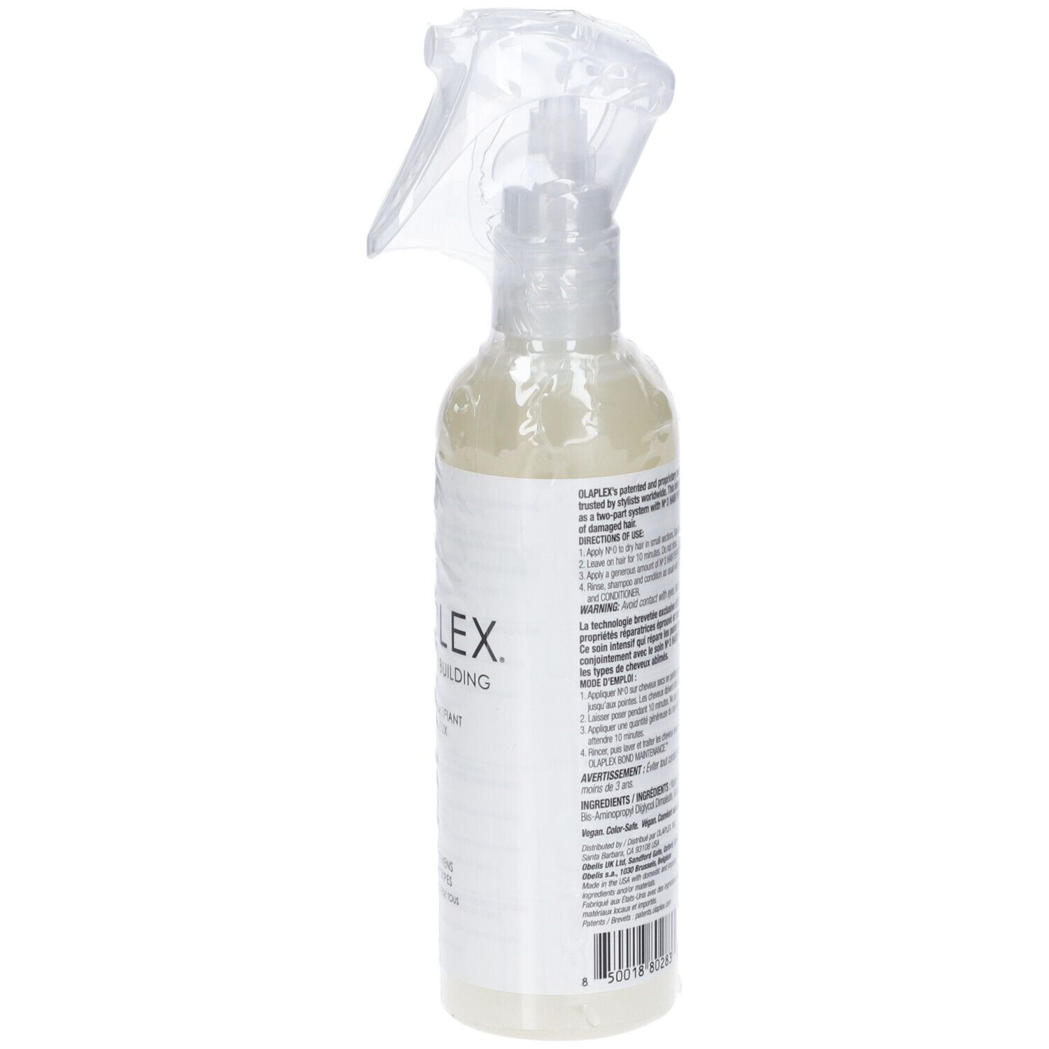 Haarspray in een doorzichtige fles met sproeikop. Bevat een heldere vloeistof.
