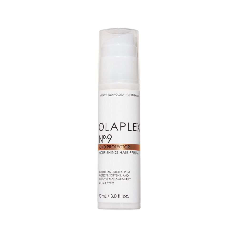 Sérum capillaire protecteur Olaplex No.9. Flacon blanc avec pompe. Nom du produit et texte sur le devant.