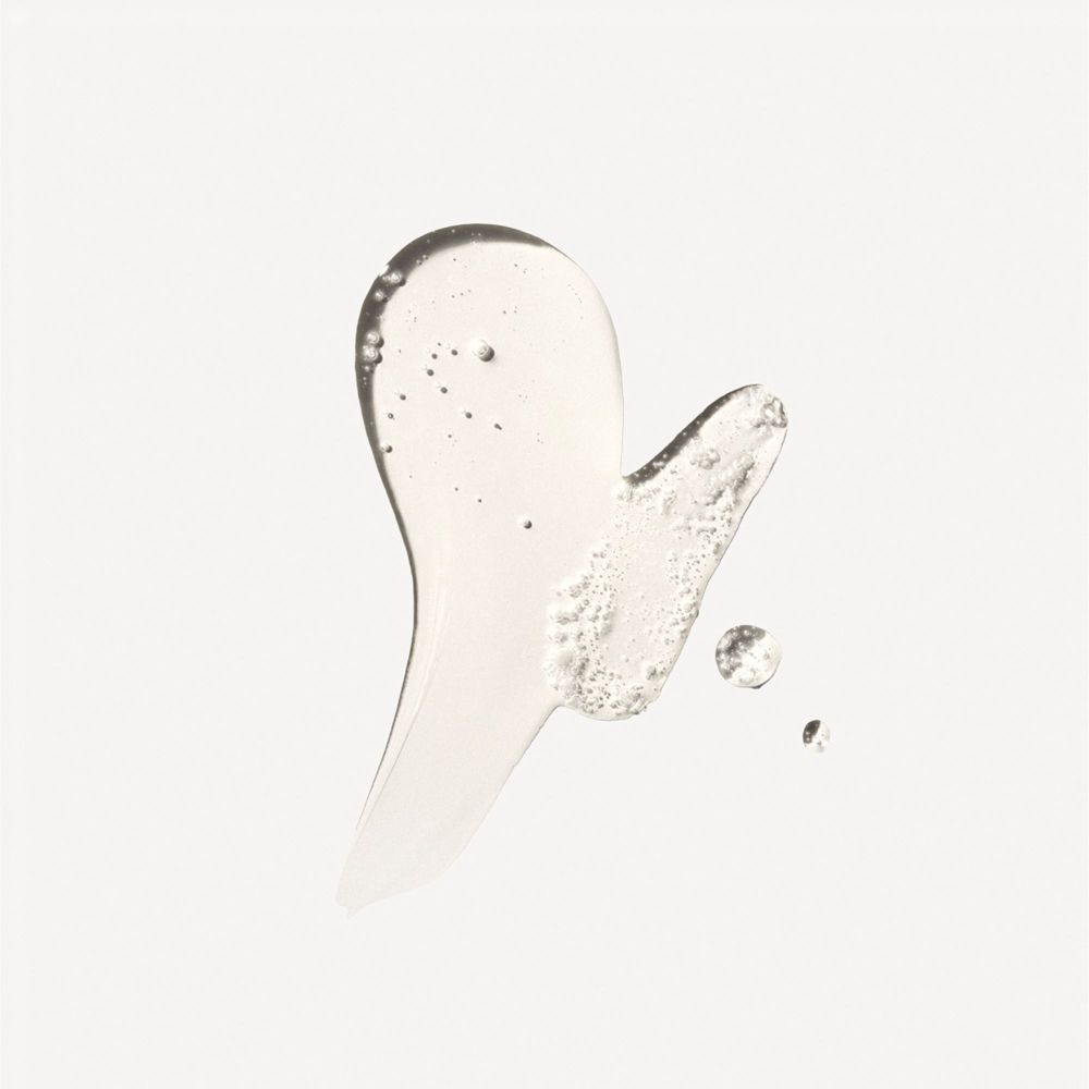 Substance claire et gélifiée. Quelques bulles visibles. Sur fond blanc.