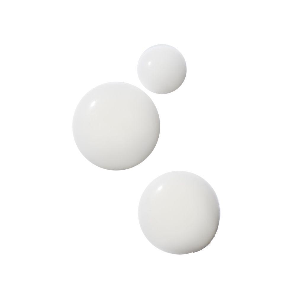 Trois gouttes blanches rondes sur fond blanc. Différentes tailles.