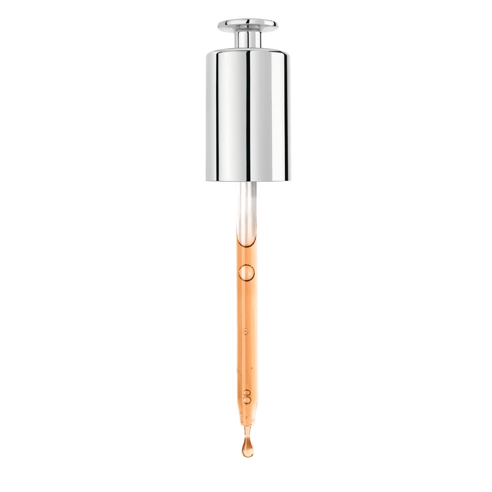 Glazen pipet met serum. Serum is amberkleurig. Druppel aan het einde van de pipet.