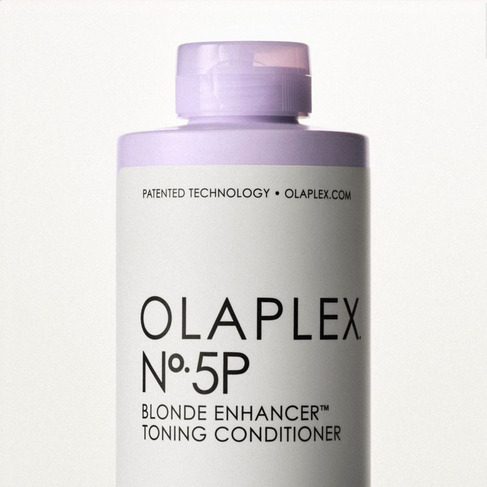 Gros plan du flacon Olaplex Nº.5P Blonde Enhancer Toning Conditioner. Flacon lilas clair.