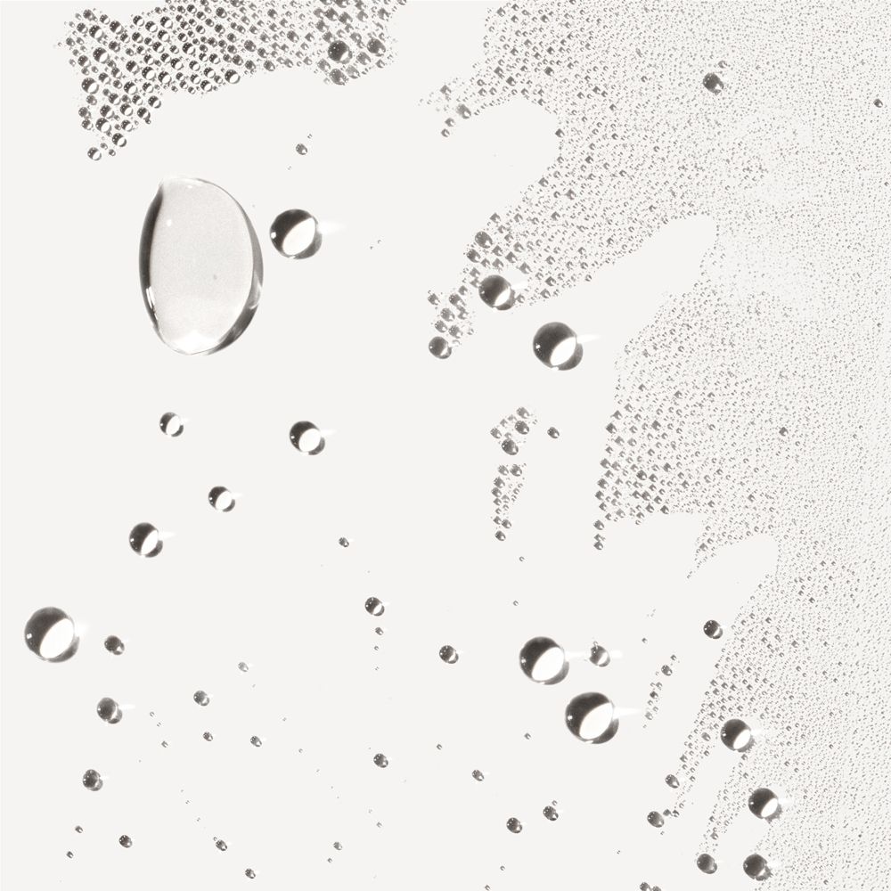 Gros plan de gouttelettes d'eau sur fond blanc. Différentes tailles et formes.