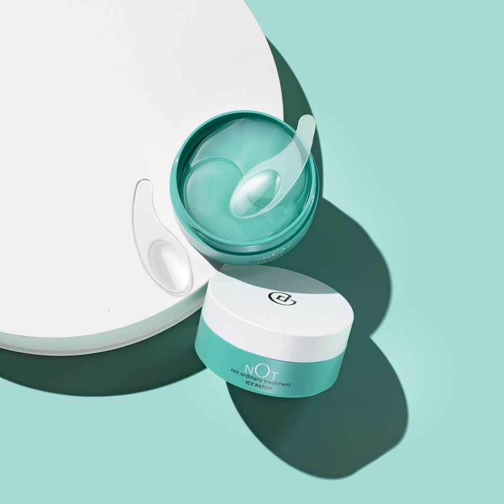 Contenant ouvert avec patchs hydrogel et spatule, à côté d'un contenant fermé.