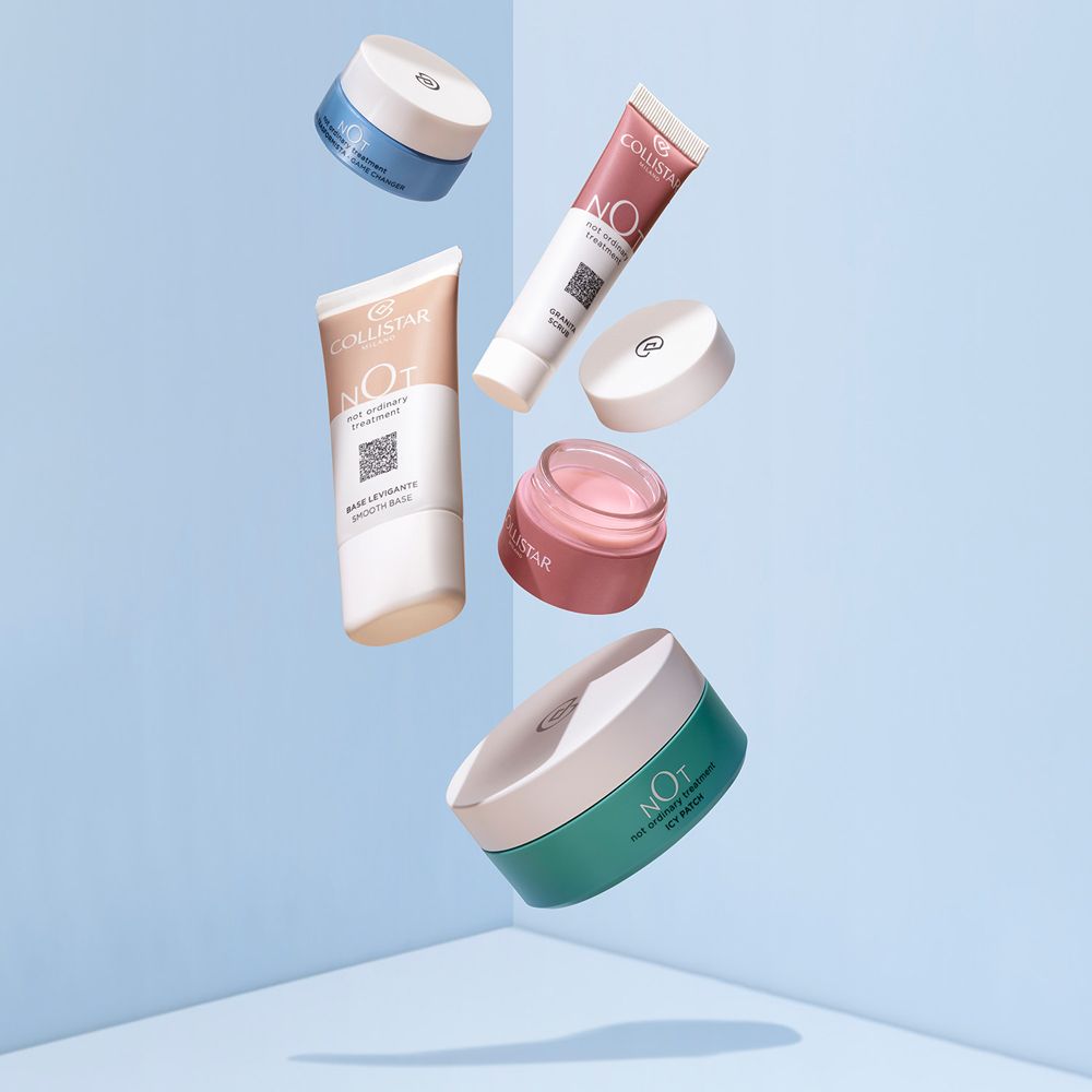 Plusieurs contenants et tubes cosmétiques flottant devant un fond bleu clair.