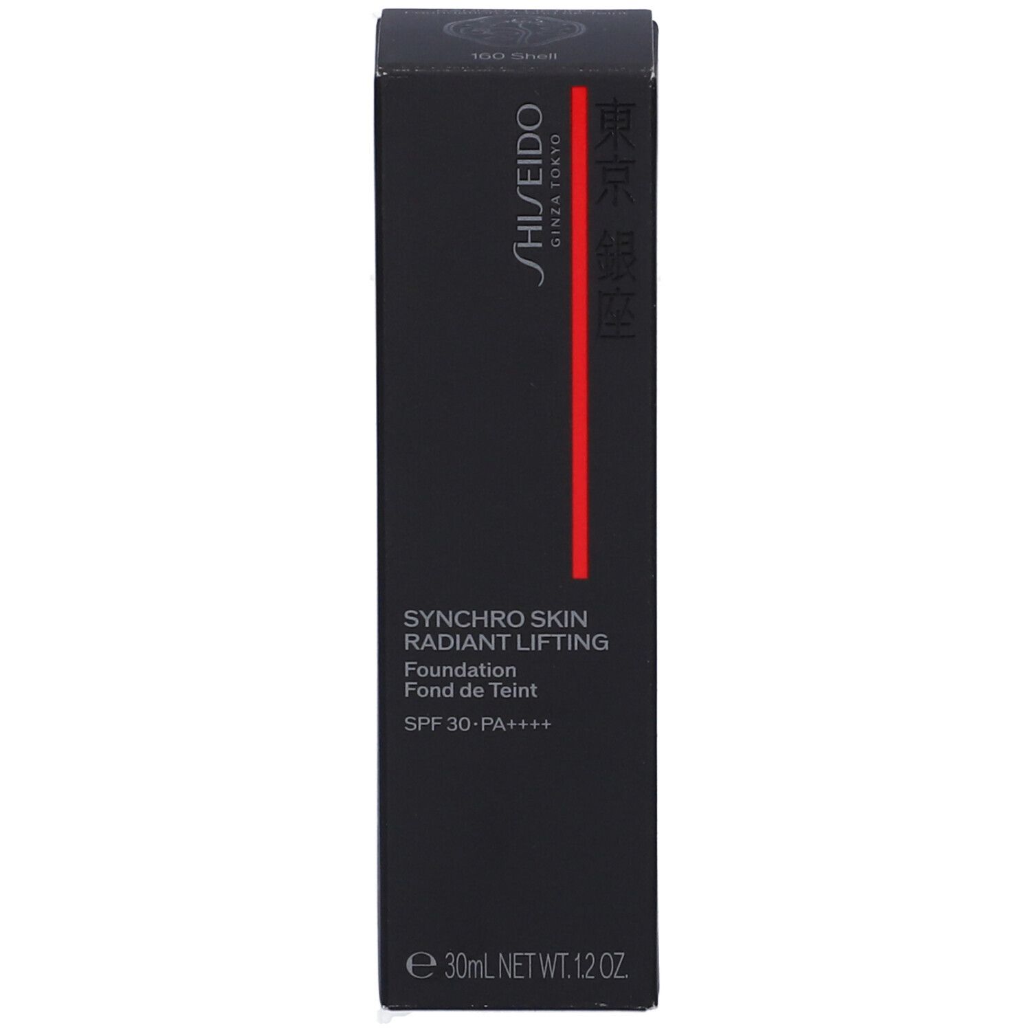 Emballage noir avec bande rouge. Nom du produit et indication SPF. Inscription: Shiseido Synchro Skin Radiant Lifting Foundation.