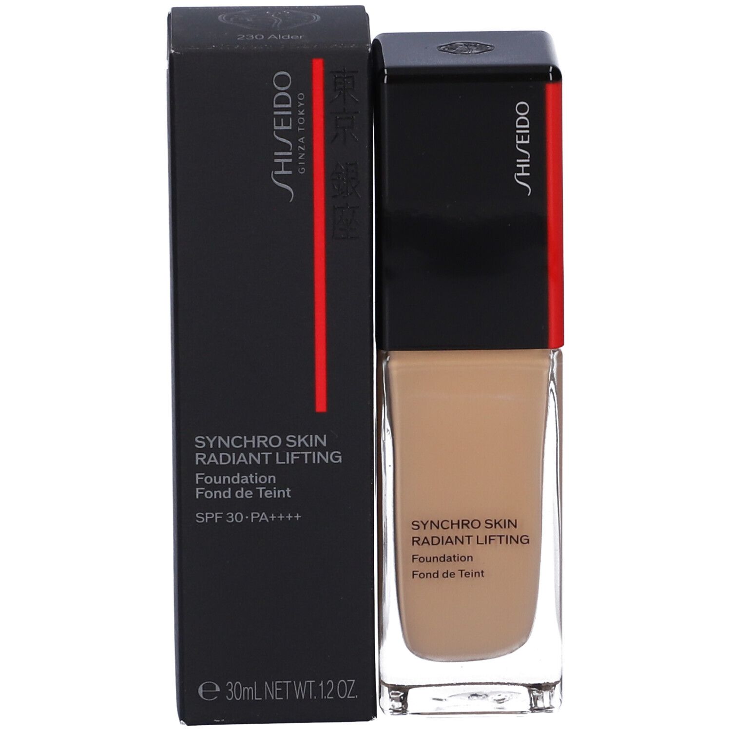 Foundation en verpakking. Zwarte doos met productnaam, merk en SPF-aanduiding. Fles ernaast.