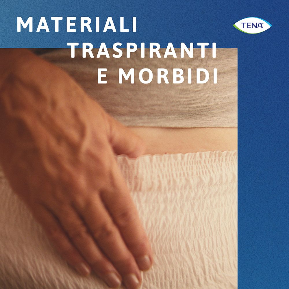 Gros plan sur le TENA ProSkin Pants. Texte: MATERIALI TRASPIRANTI E MORBIDI. Main touchant le pantalon.