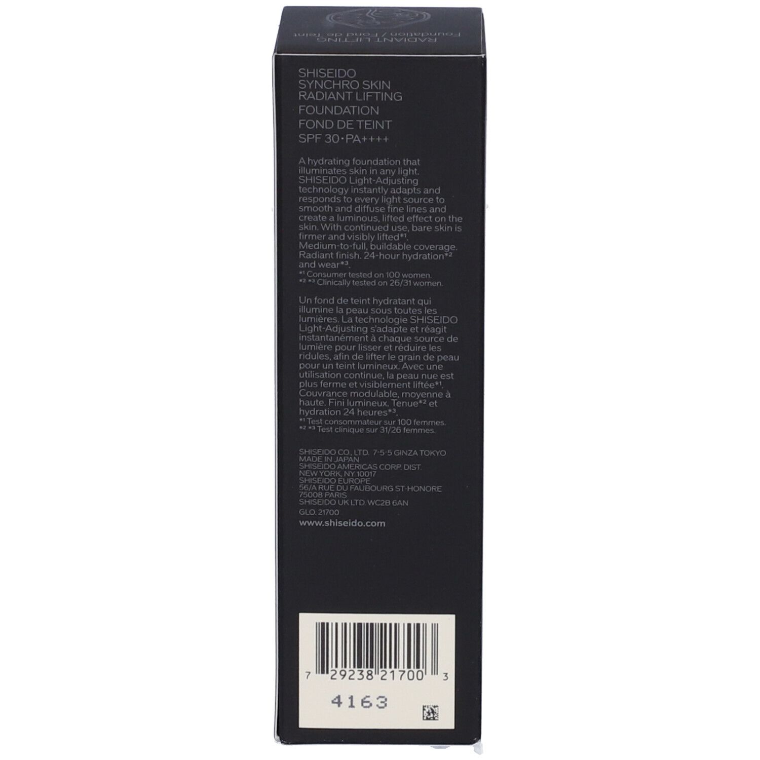 Emballage noir avec informations sur le produit et code-barres. Texte: Shiseido Synchro Skin Radiant Lifting Foundation.