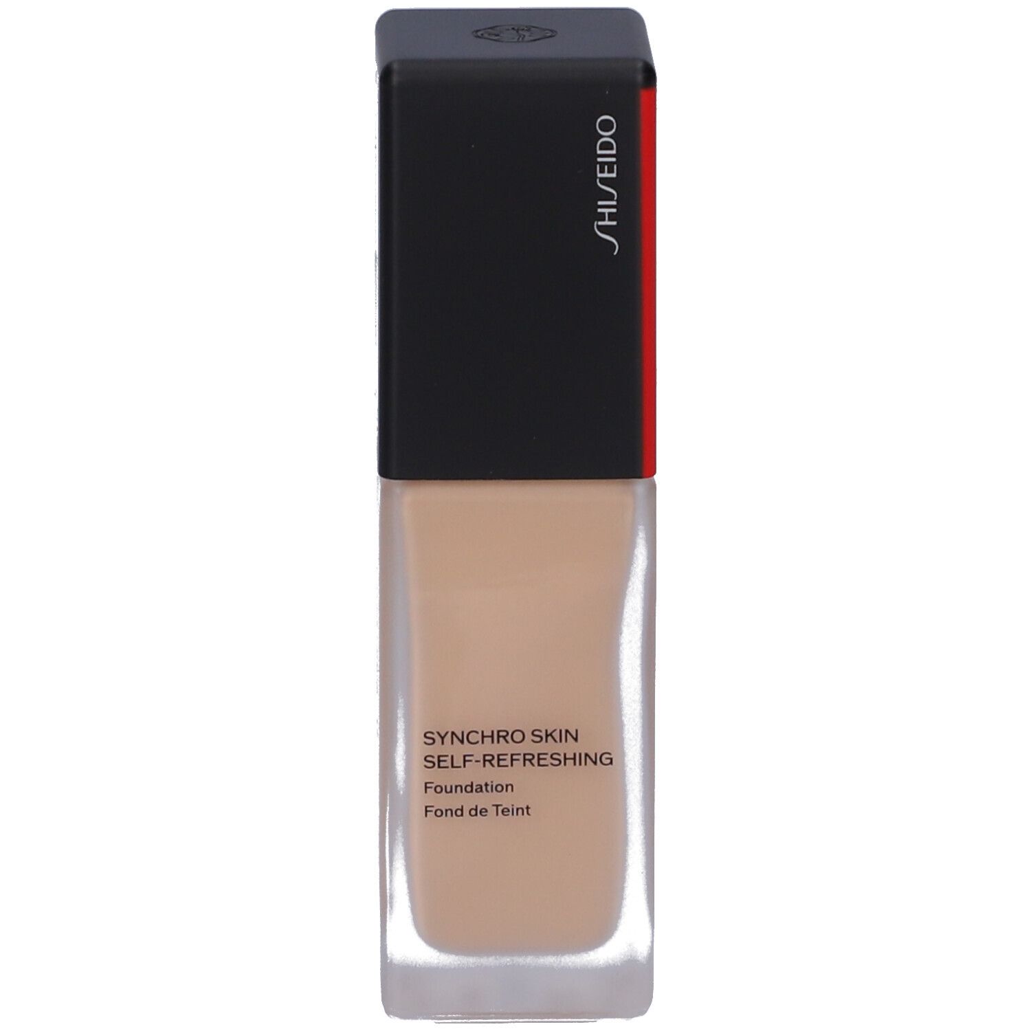 Flacon de fond de teint Shiseido Synchro Skin. Flacon rectangulaire en verre, bouchon noir. Teinte beige visible. Bande rouge et texte.