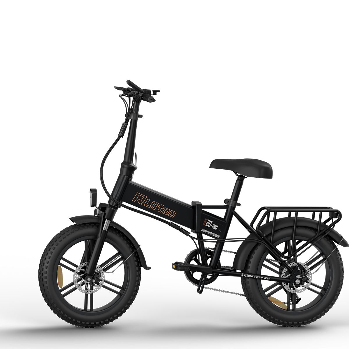 Vélo pliant noir avec porte-bagages. Pneus, selle et guidon noirs. Le vélo porte l'inscription "Ruitoo".