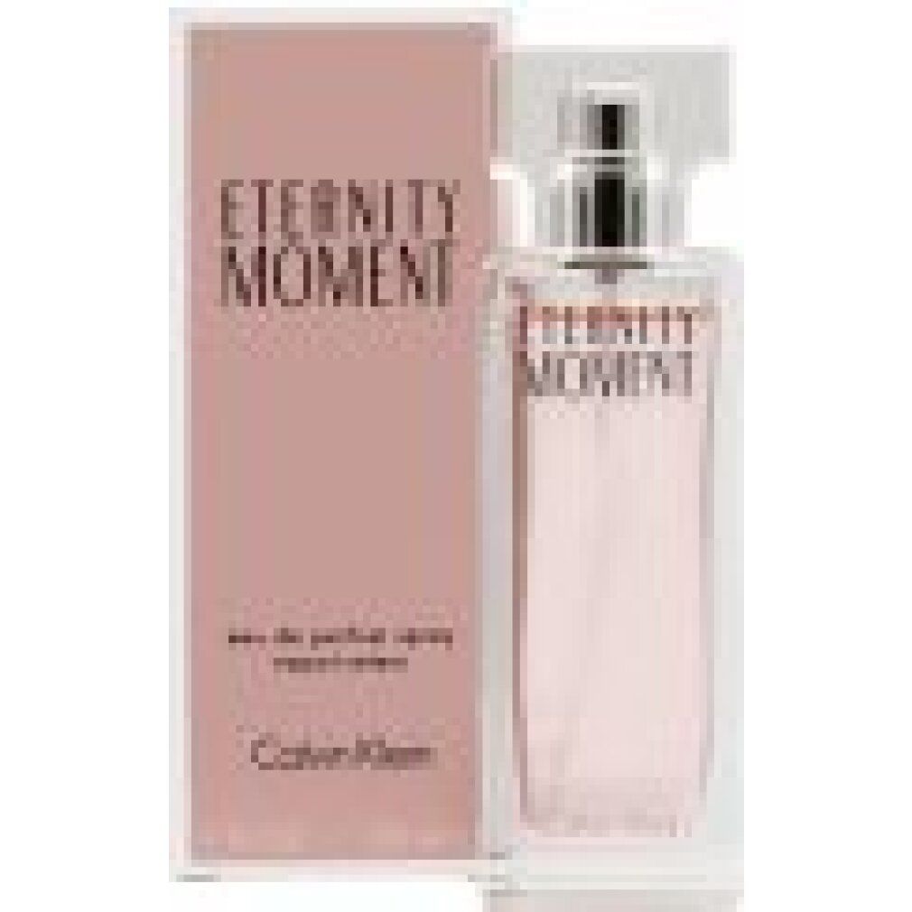 Flacon de parfum et emballage. Liquide rose dans un flacon rectangulaire en verre. Inscription : Eternity Moment, Calvin Klein.