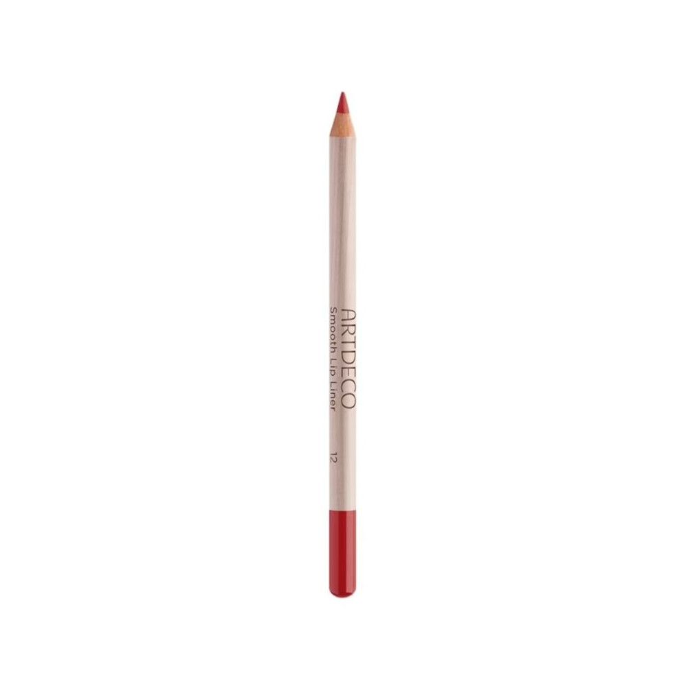 Een rode lipliner met zilverkleurige schacht en opgedrukte merknaam, op witte achtergrond.