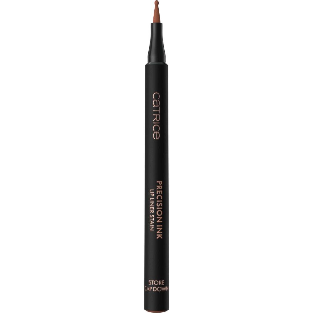 Zwarte applicatorstift met bruine punt. Opschriften: CATRICE, PRECISION INK LIP LINER STAIN.