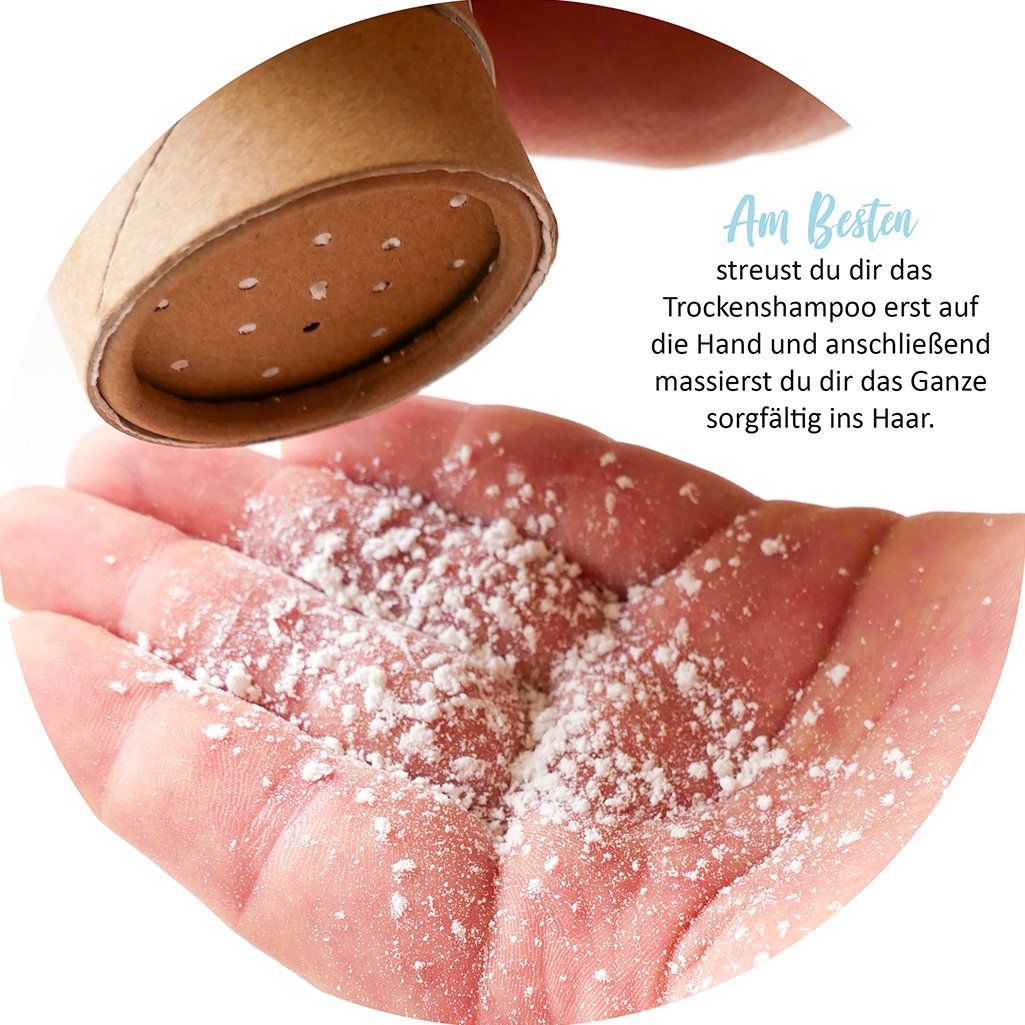 Main avec poudre de shampooing sec. Le couvercle de l'emballage est ouvert et montre des trous.