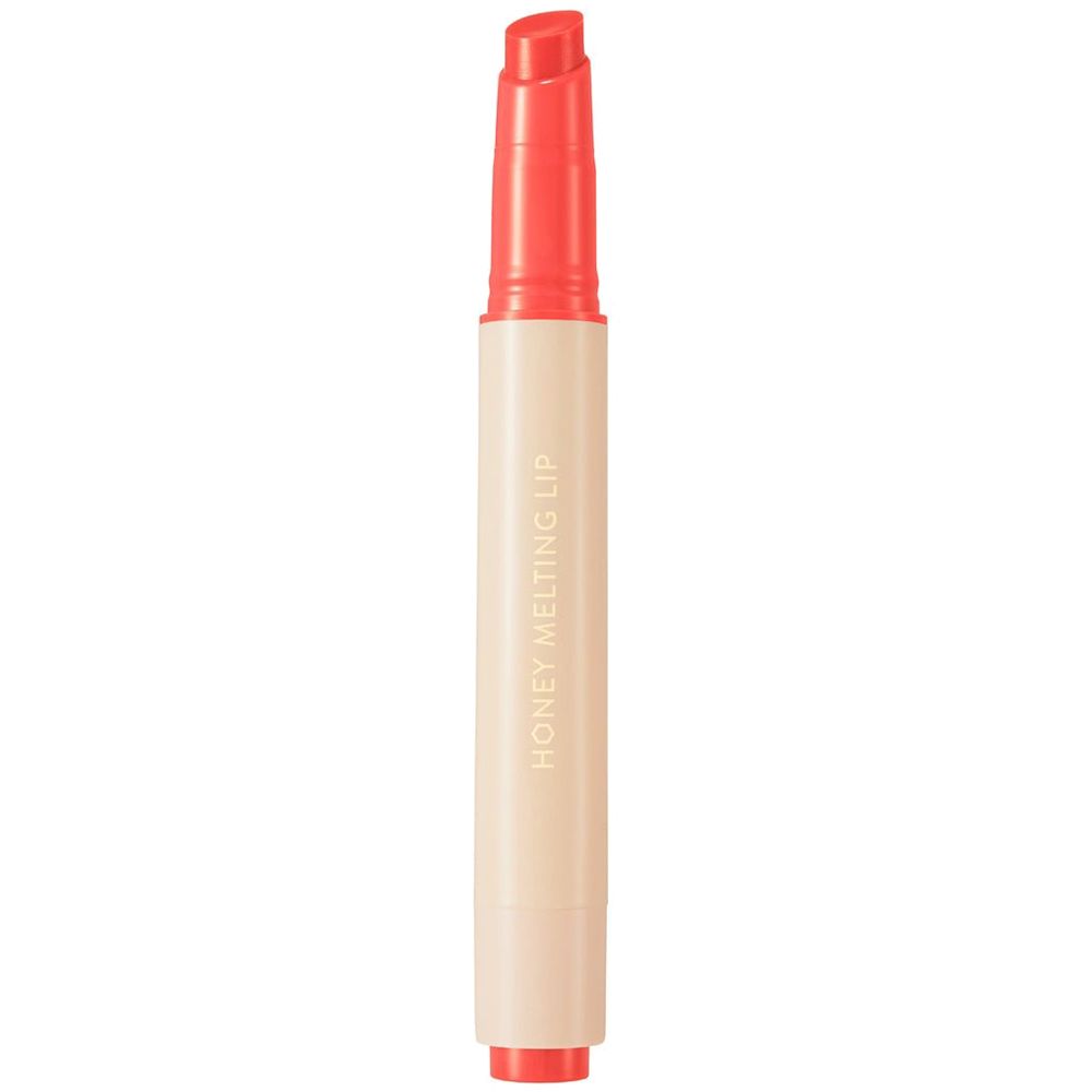 Bâton de gloss avec un boîtier crème et une pointe rouge. Texte: HONEY MELTING LIP.