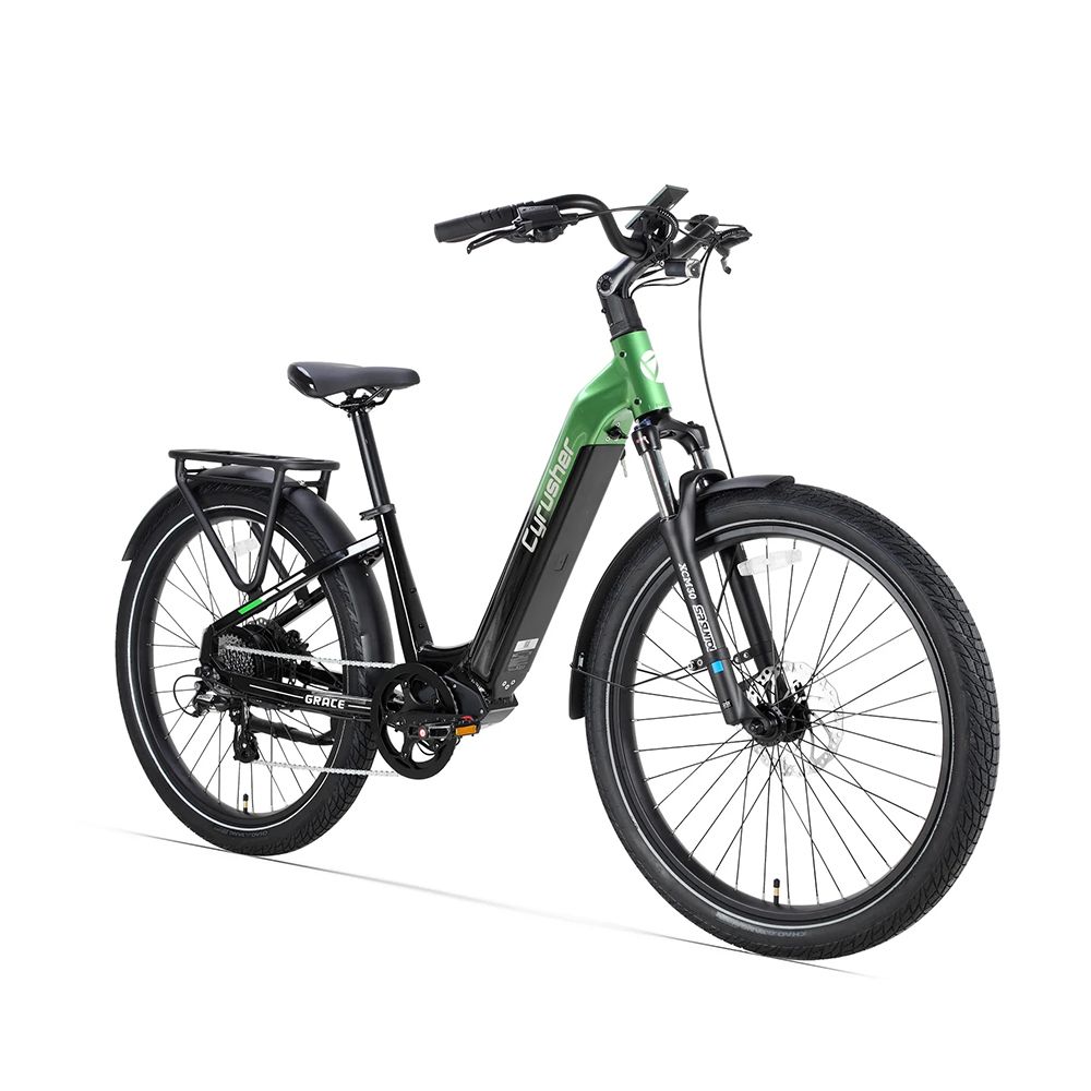Vélo électrique, cadre noir avec accents verts. Porte-bagages, garde-boue et freins à disque. Marque : Cyrusher.