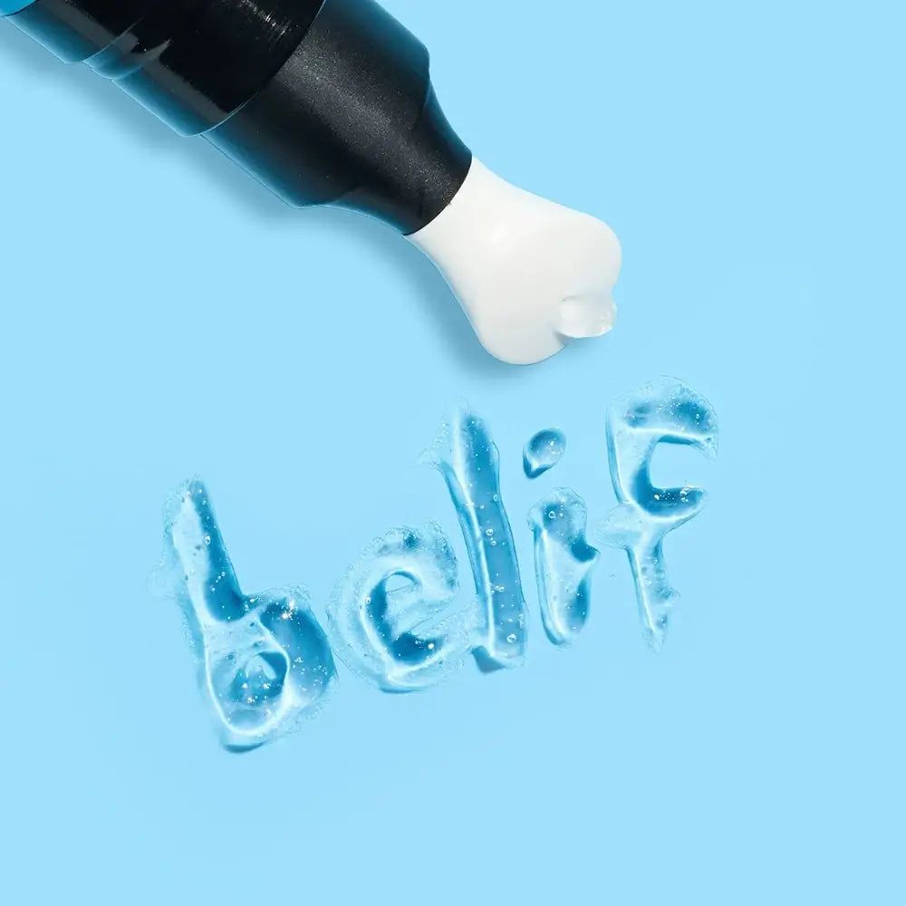 Belif Aqua Bomb Eye Gel als tekst in gel op blauwe achtergrond.