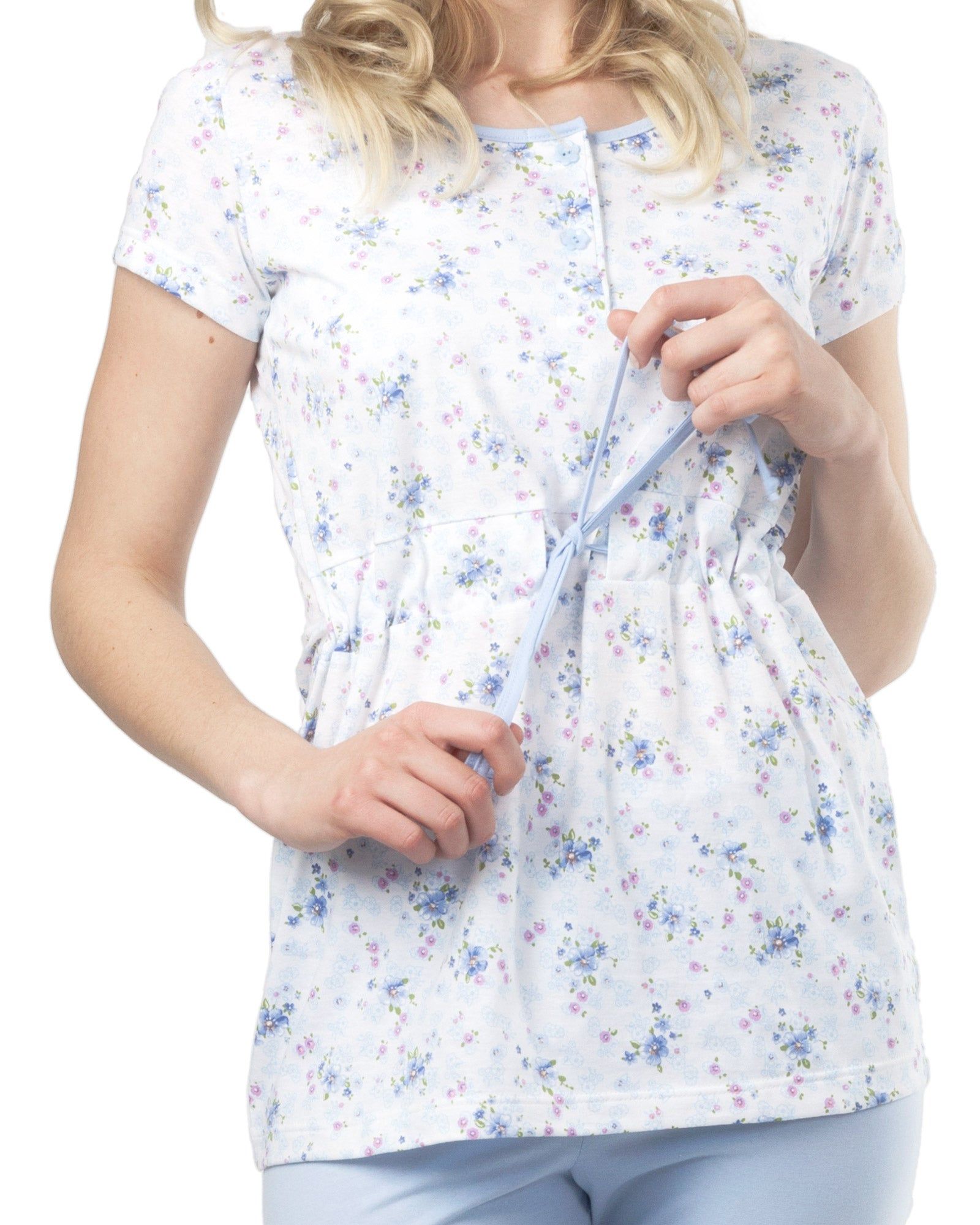 Haut de pyjama d'allaitement bleu clair à motifs floraux. Ouvert devant, avec cordon de serrage. Manches courtes.