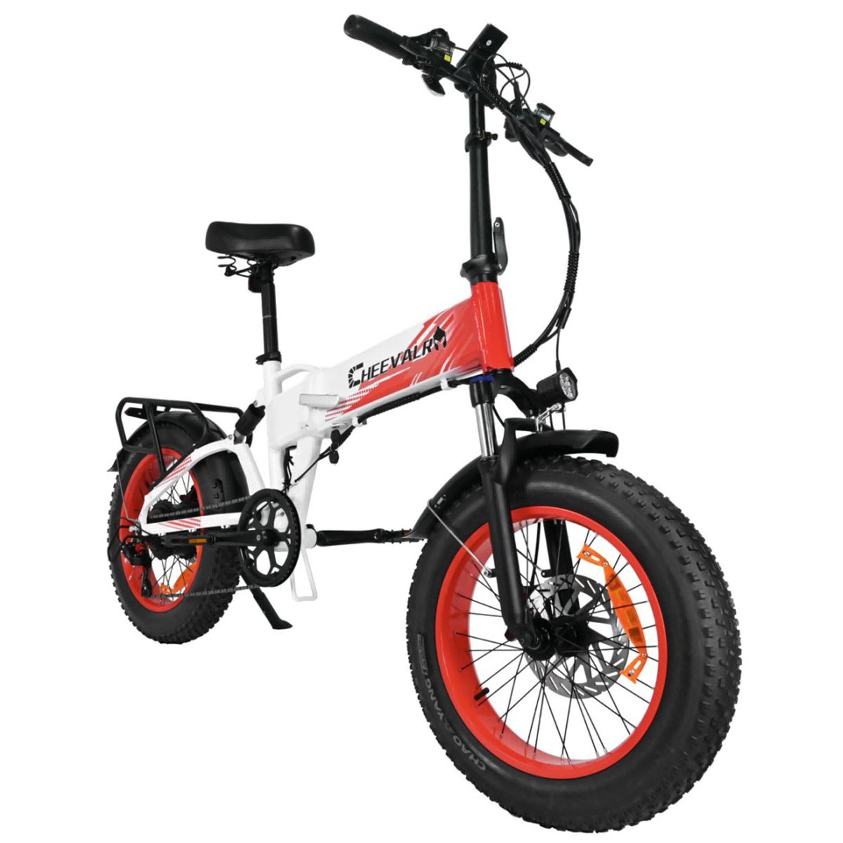 Vélo électrique blanc et rouge. Roues rouges, pneus noirs. Selle noire. Porte-bagages arrière. Marque Cheevalry.