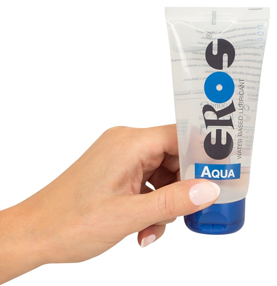 Hand houdt tube met transparante gel en blauwe dop. Opschrift: EROS Aqua.