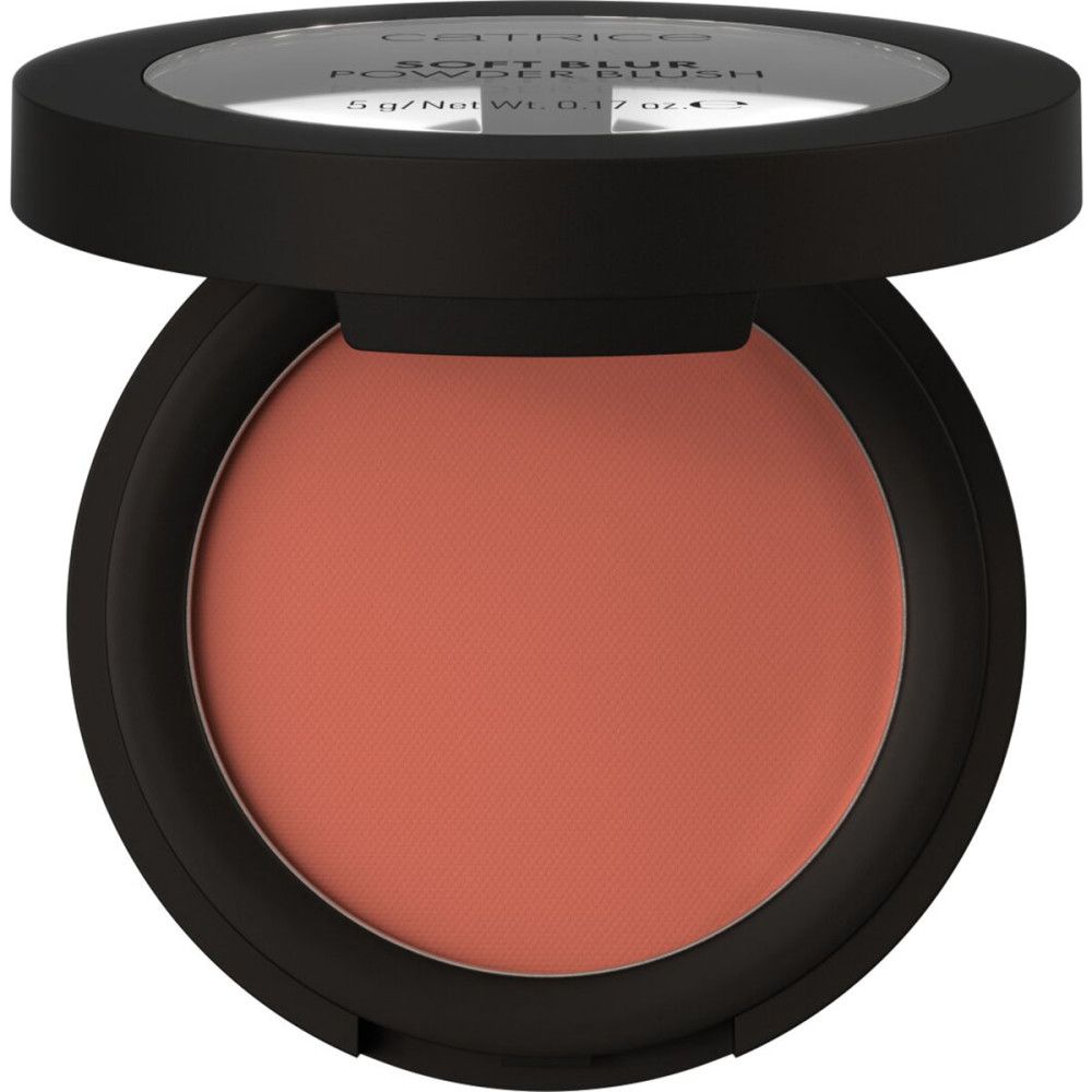 Boîtier rond noir ouvert avec fard à joues rose. Inscription: SOFT BLUR POWDER BLUSH, 5 g/Net Wt. 0.17 oz.