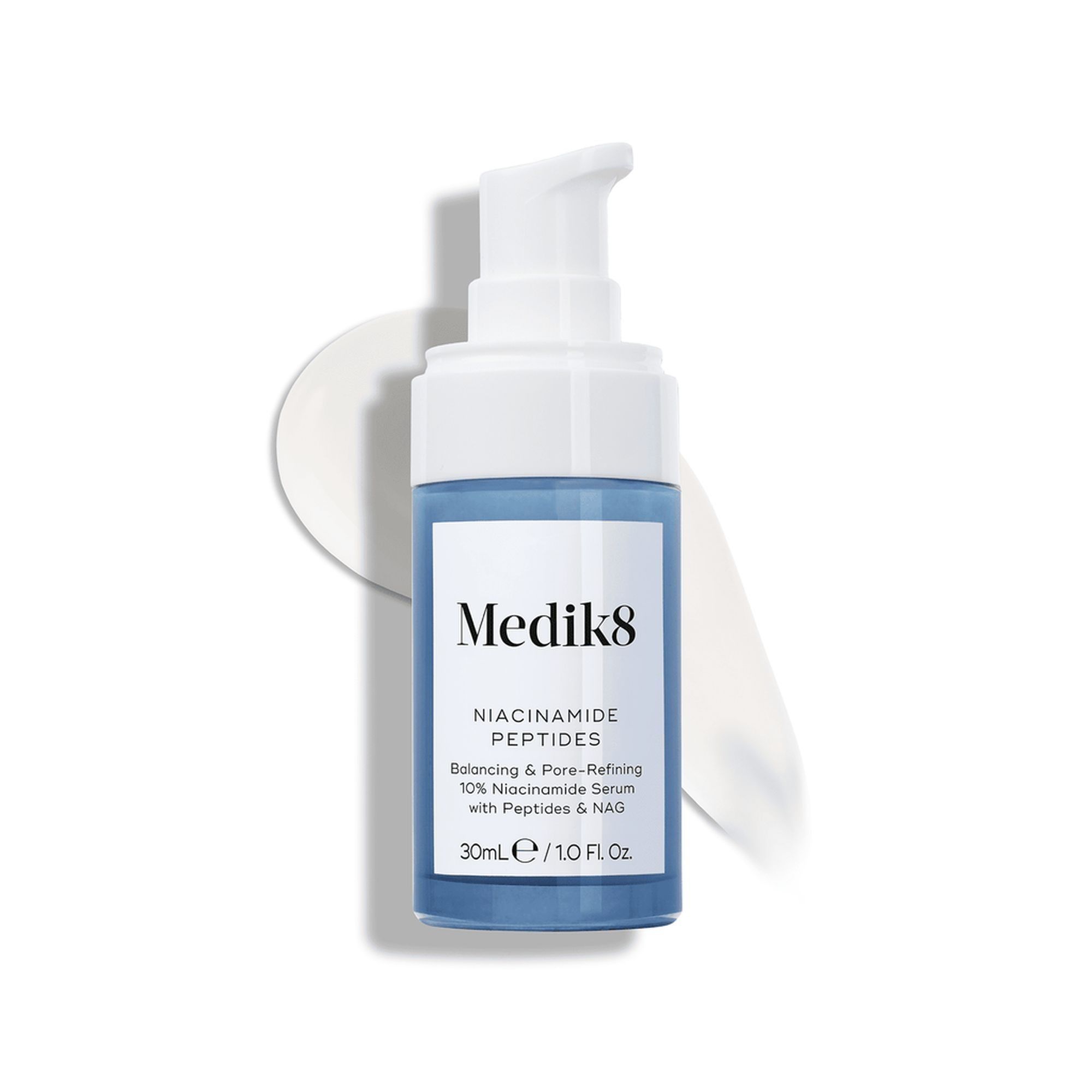 Blauw-witte fles Medik8. Opschrift: Niacinamide Peptides, 10% Niacinamide Serum met Peptides & NAD. 30ml.