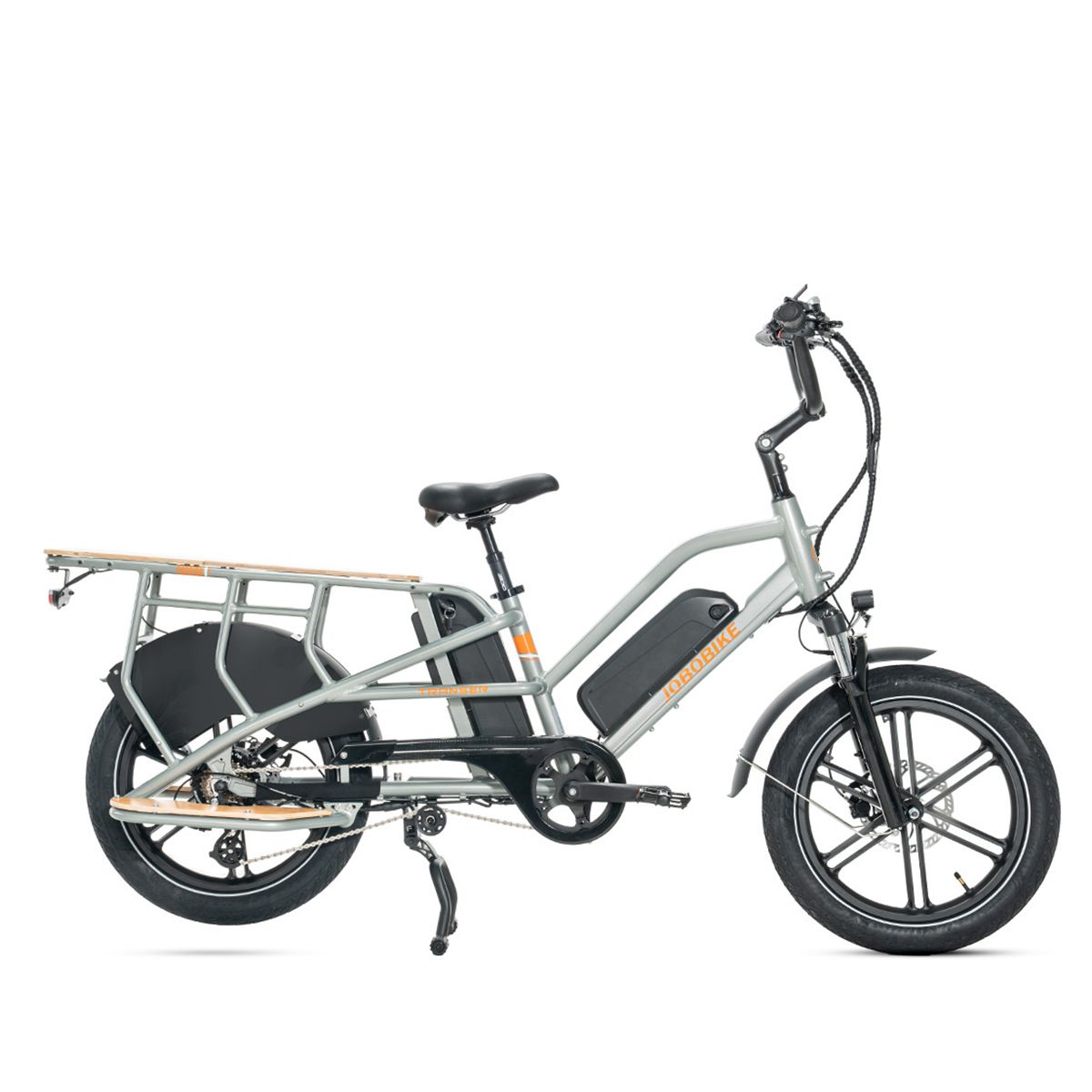 Vélo cargo électrique gris avec double batterie. Porte-bagages arrière, pneus noirs, détails argentés. Vue latérale, fond blanc.