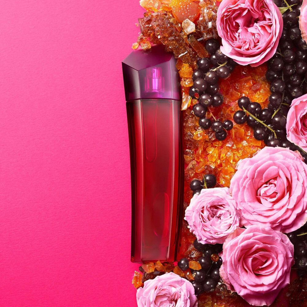 Flacon Escada Magnetism Eau de Parfum avec roses et baies.