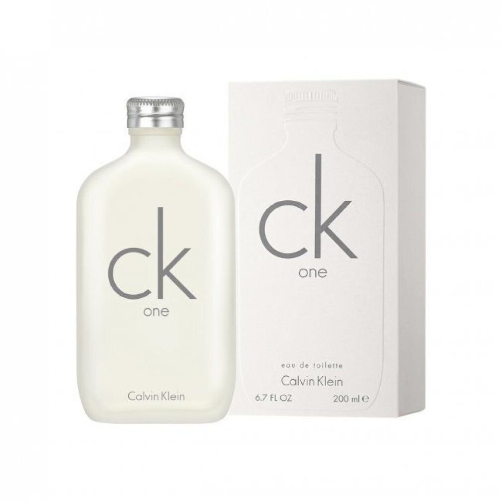 Flacon de parfum et boîte. Inscription "ck one" et "Calvin Klein". Flacon avec bouchon argenté. Boîte blanche.