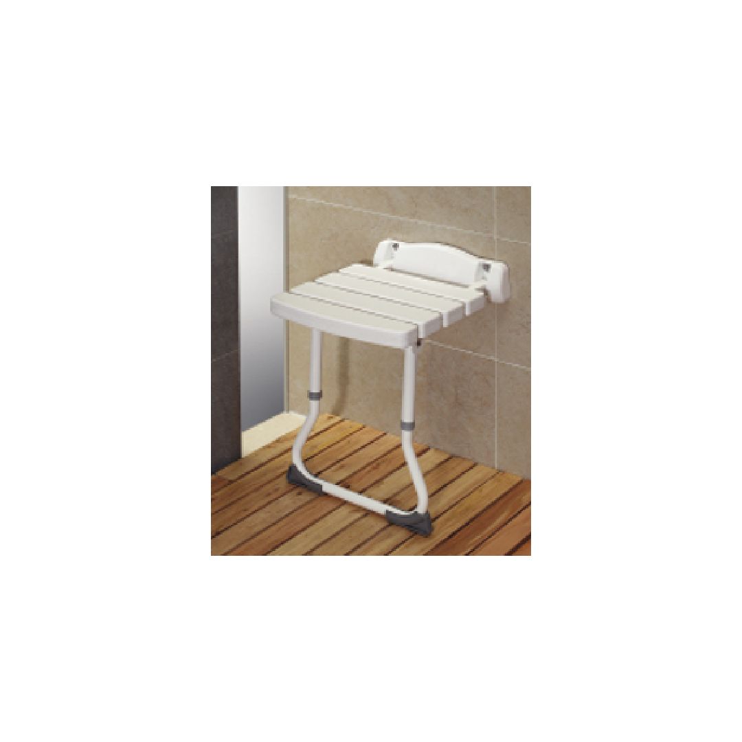 Siège de douche pliable avec support au sol. Siège blanc à lattes, fixé au mur. Pieds en aluminium avec pieds gris.